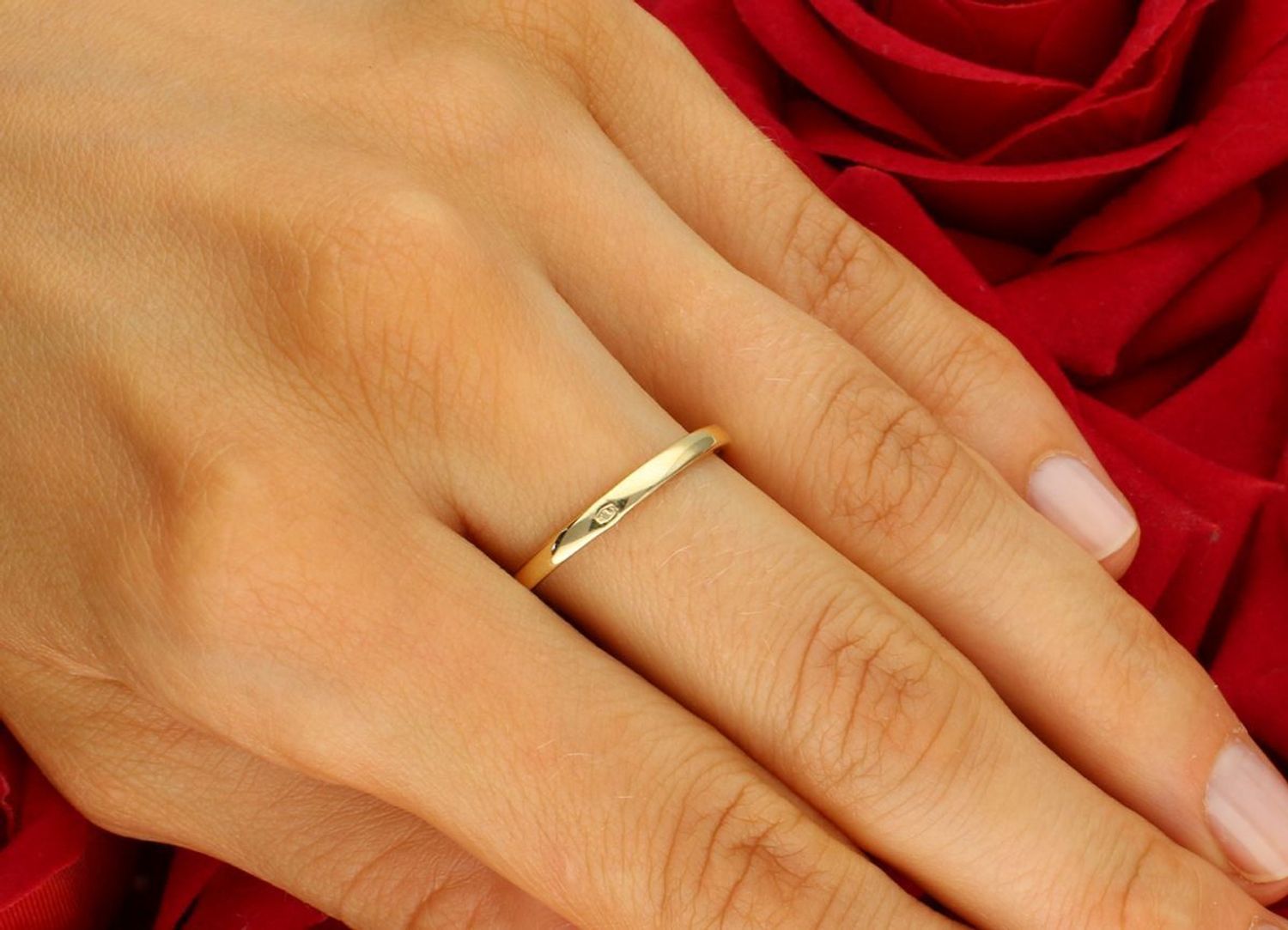 Pierścionek damski ze złota próby 585 z ozdobnym okrągłym elementem i czarnymi cyrkoniami. Waga 2,45 g, szerokość dolnej szyny 2 mm.1.jpg